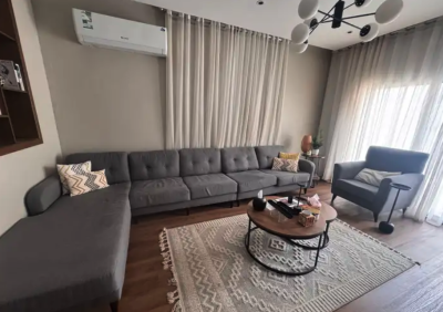 طقم كناب مع طاوله وسطيه وجانبيه للبيع