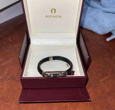 سوار AIGNER رجالي أصلي جلد أسود بحالة ممتازة