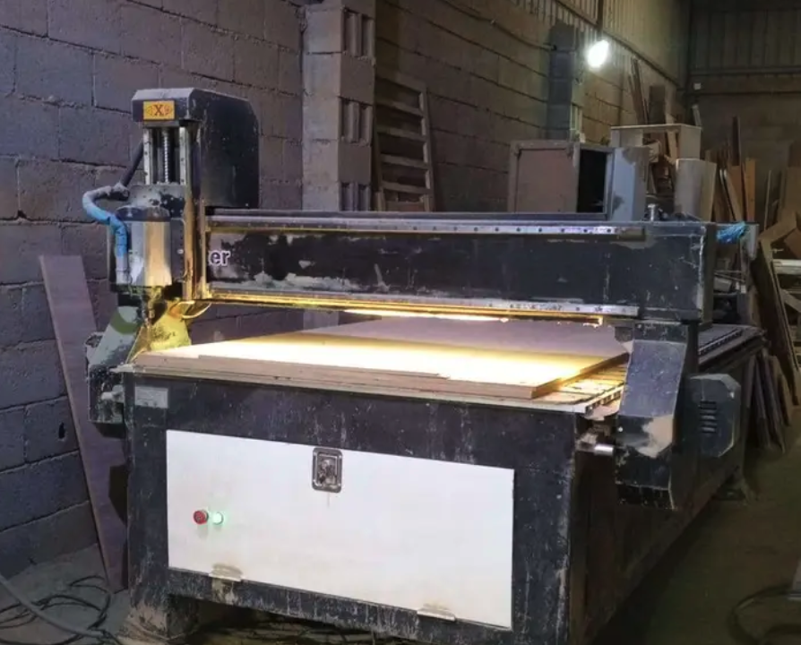للبيع ماكينة CNC بحالة ممتازة