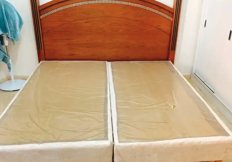 ثلاجة و شاشة وظهر سرير