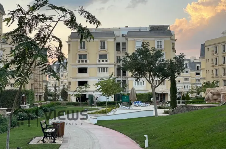 اي فيلا روف 235م + 80م حديقة نصف تشطيب تطل علي بحيرة ماونتن فيو هايد بارك Mountain view hyde park