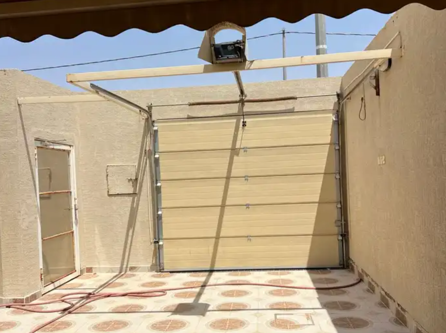 باب افقي مدخل سياره للبيع شركة العربيه للبيع فيه عطل بسيط