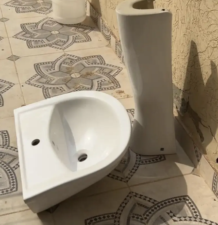 مغسلة حمام مستعملة نظيفة مع القاعدة