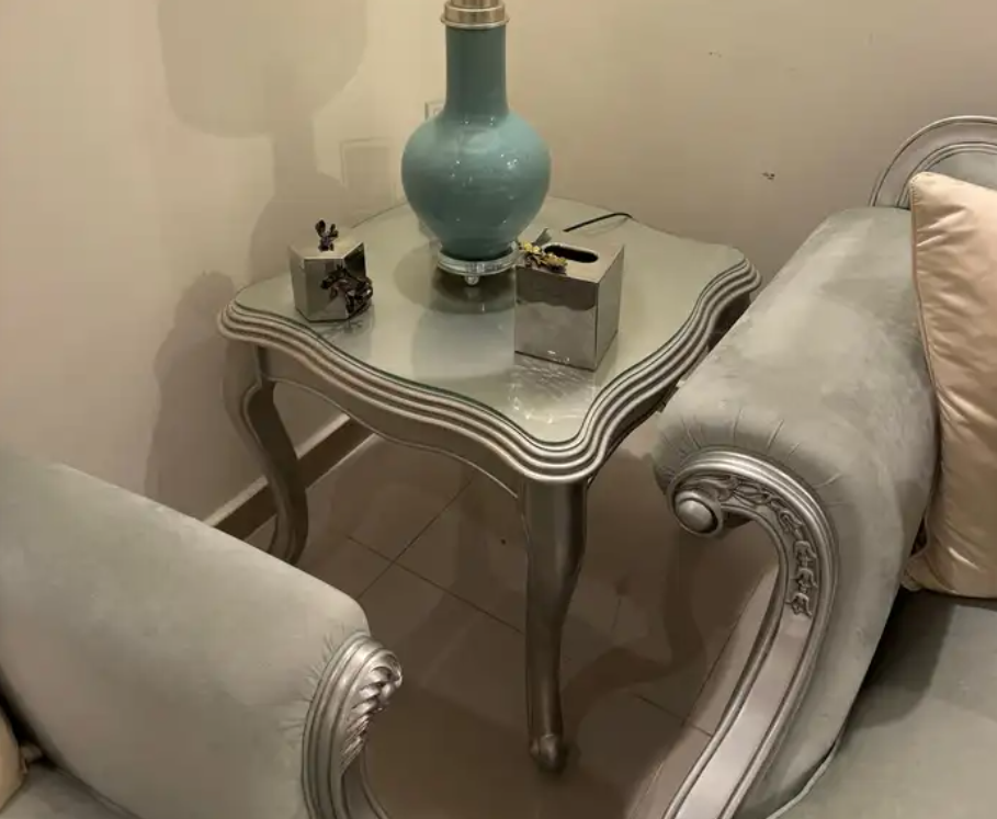 طقم مجلس فاخر نظيف جداً للبيع (شبه جديد) من مفروشات العمر