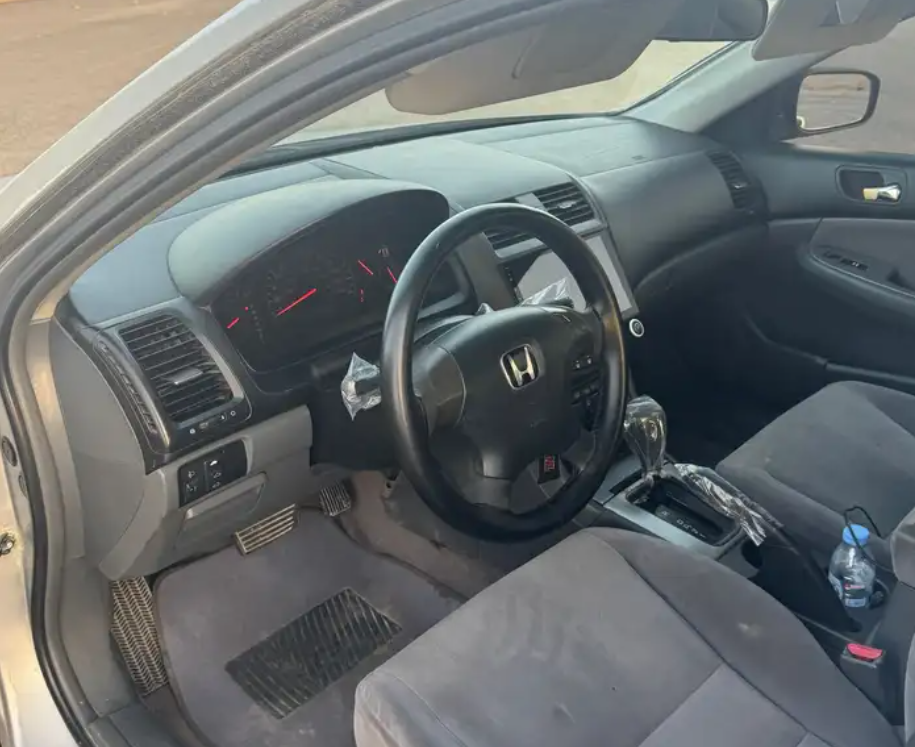 هوندا اكورد 2004 فضي مستعمل