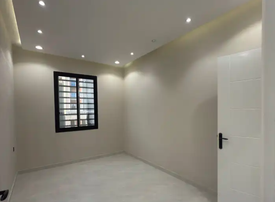 للبيع ف أبها - شقة ببلكونة ودرج داخلي للسطح بسعر 520 الف