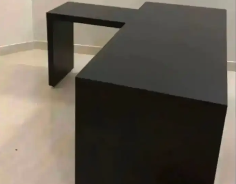 طاولة مكتب